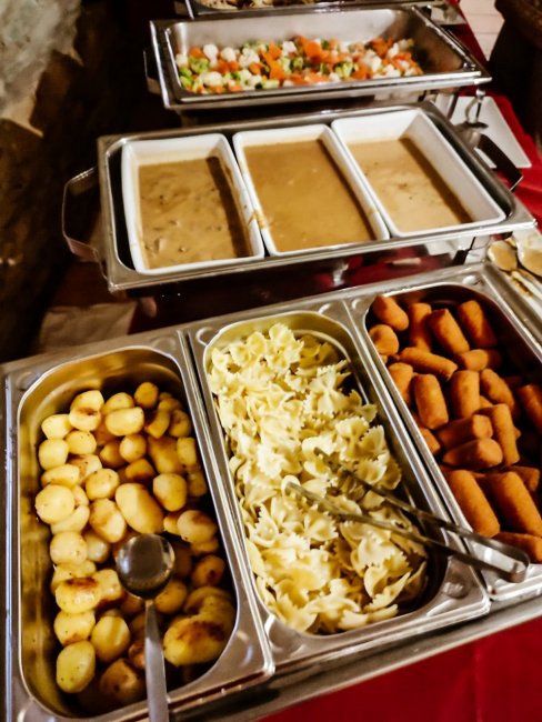 Schnitzelbuffet auf dem Campingplatz Haumühle