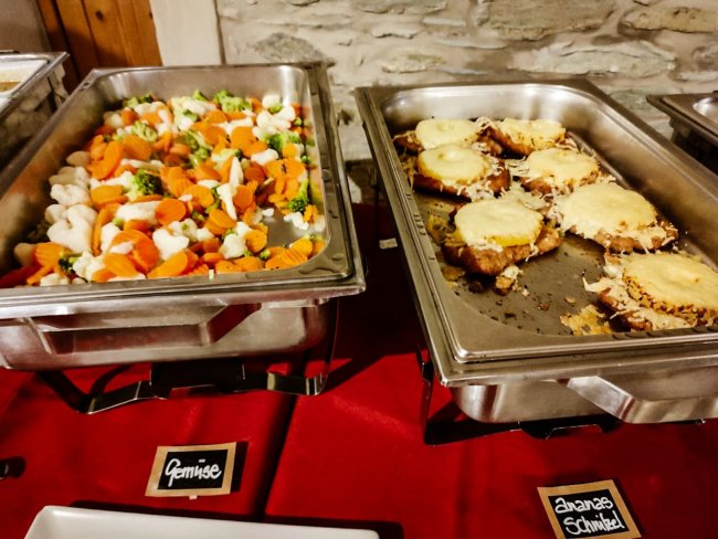 Schnitzelbuffet auf dem Campingplatz Haumühle